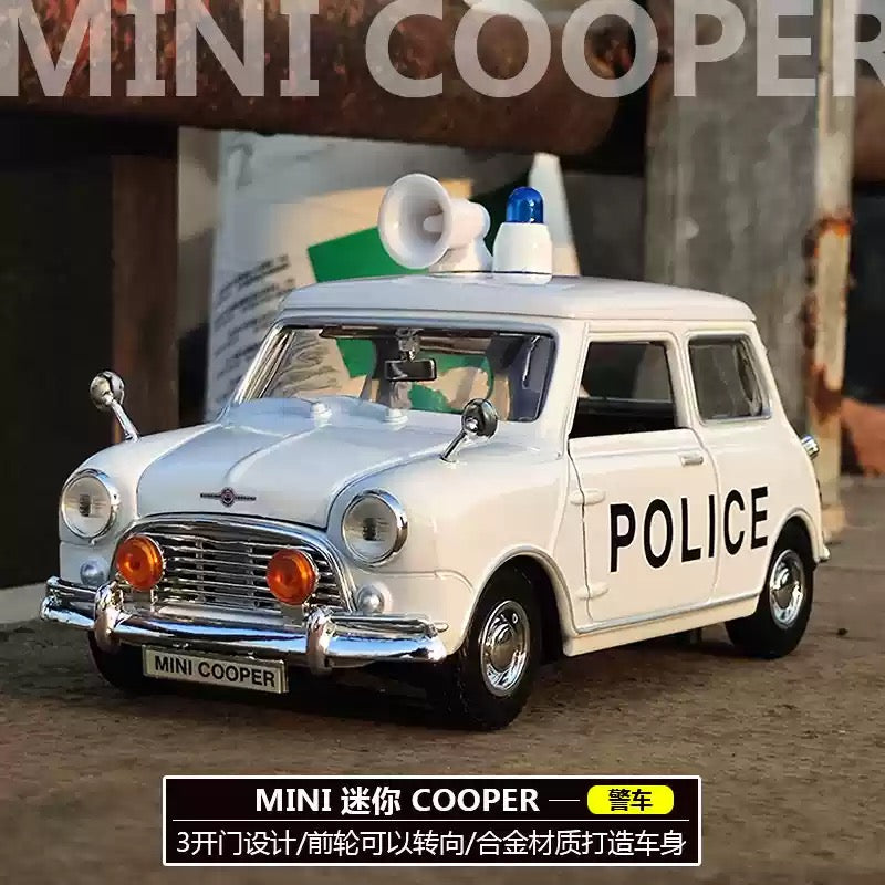 MOTORMAX Mini Cooper 1/18 Scale 1961-67 Classic Car Model