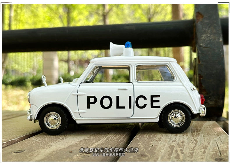 MOTORMAX Mini Cooper 1/18 Scale 1961-67 Classic Car Model