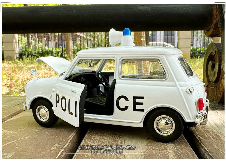 MOTORMAX Mini Cooper 1/18 Scale 1961-67 Classic Car Model