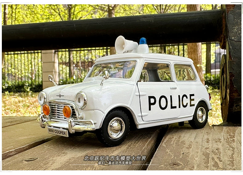 MOTORMAX Mini Cooper 1/18 Scale 1961-67 Classic Car Model