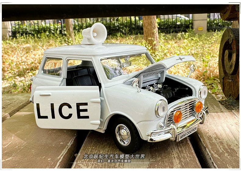 MOTORMAX Mini Cooper 1/18 Scale 1961-67 Classic Car Model