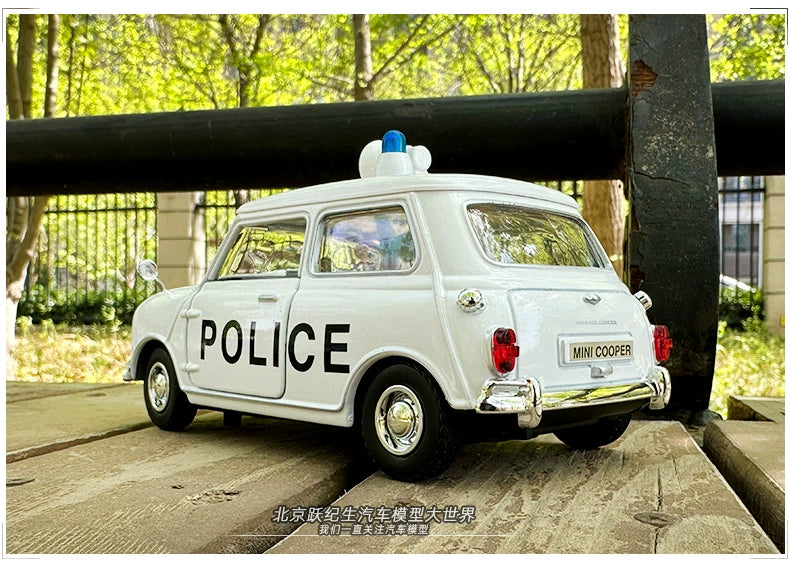 MOTORMAX Mini Cooper 1/18 Scale 1961-67 Classic Car Model