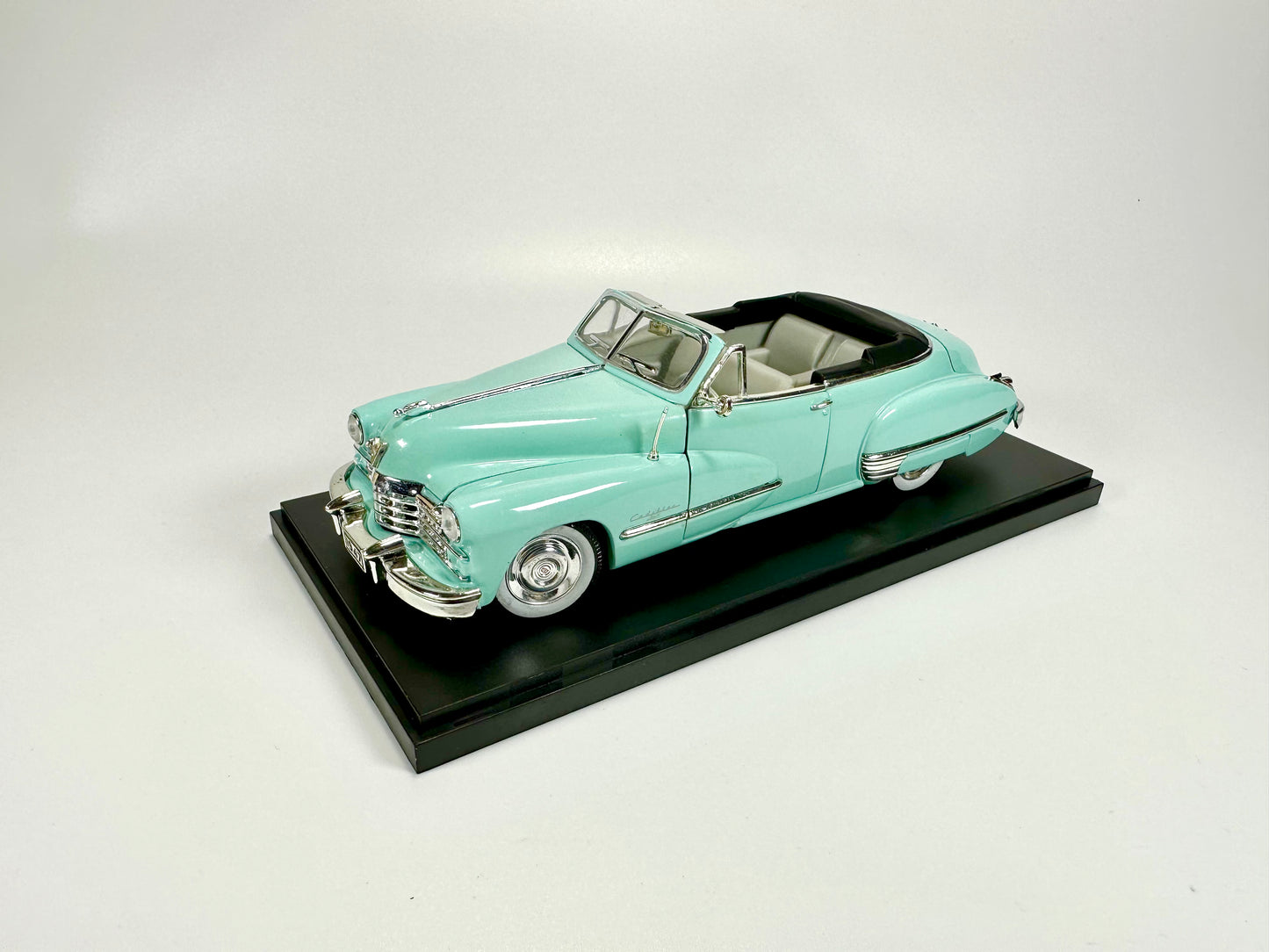 SIGNATURE 1/32 Cadillac Series 62 1974 Classic Car Model