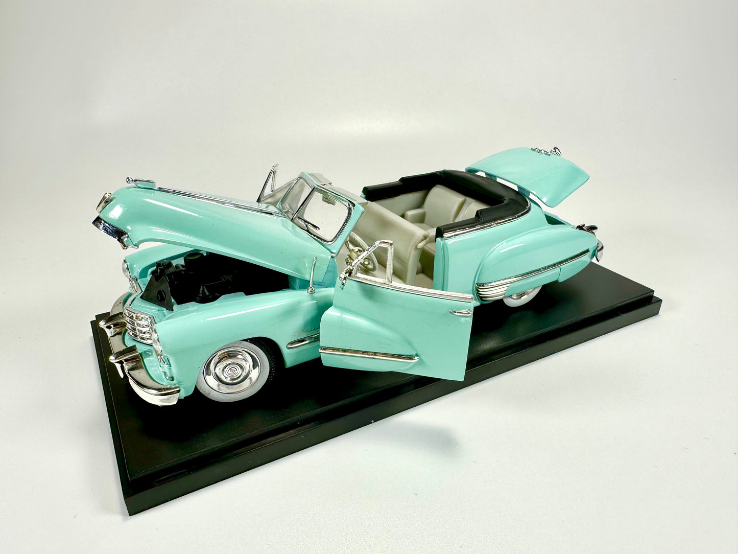 SIGNATURE 1/32 Cadillac Series 62 1974 Classic Car Model
