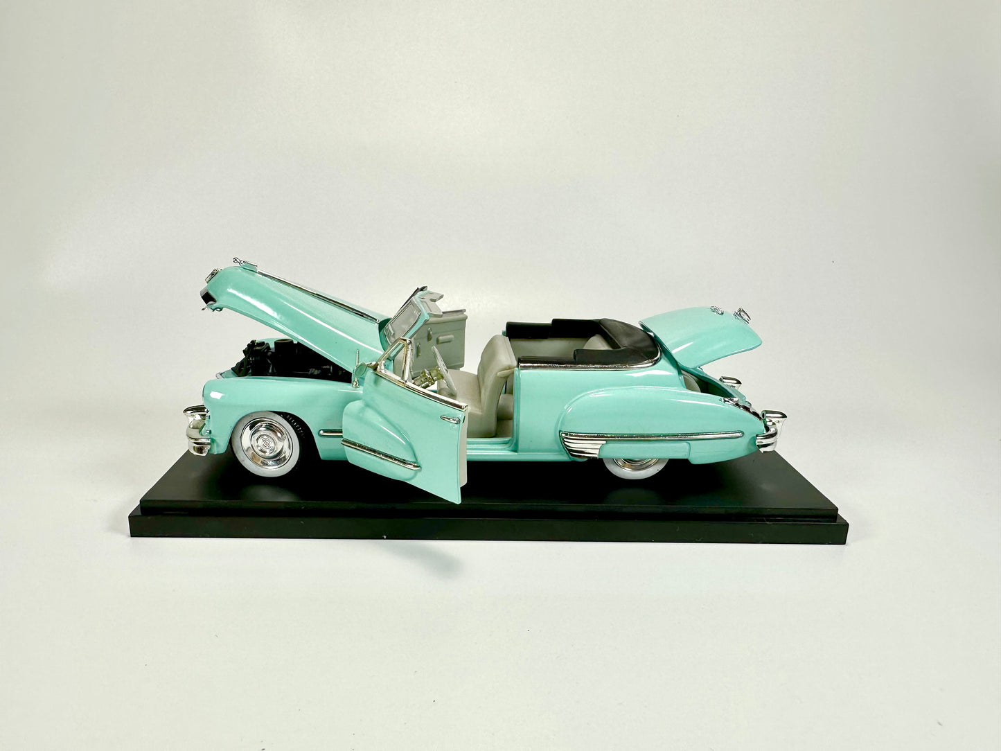 SIGNATURE 1/32 Cadillac Series 62 1974 Classic Car Model