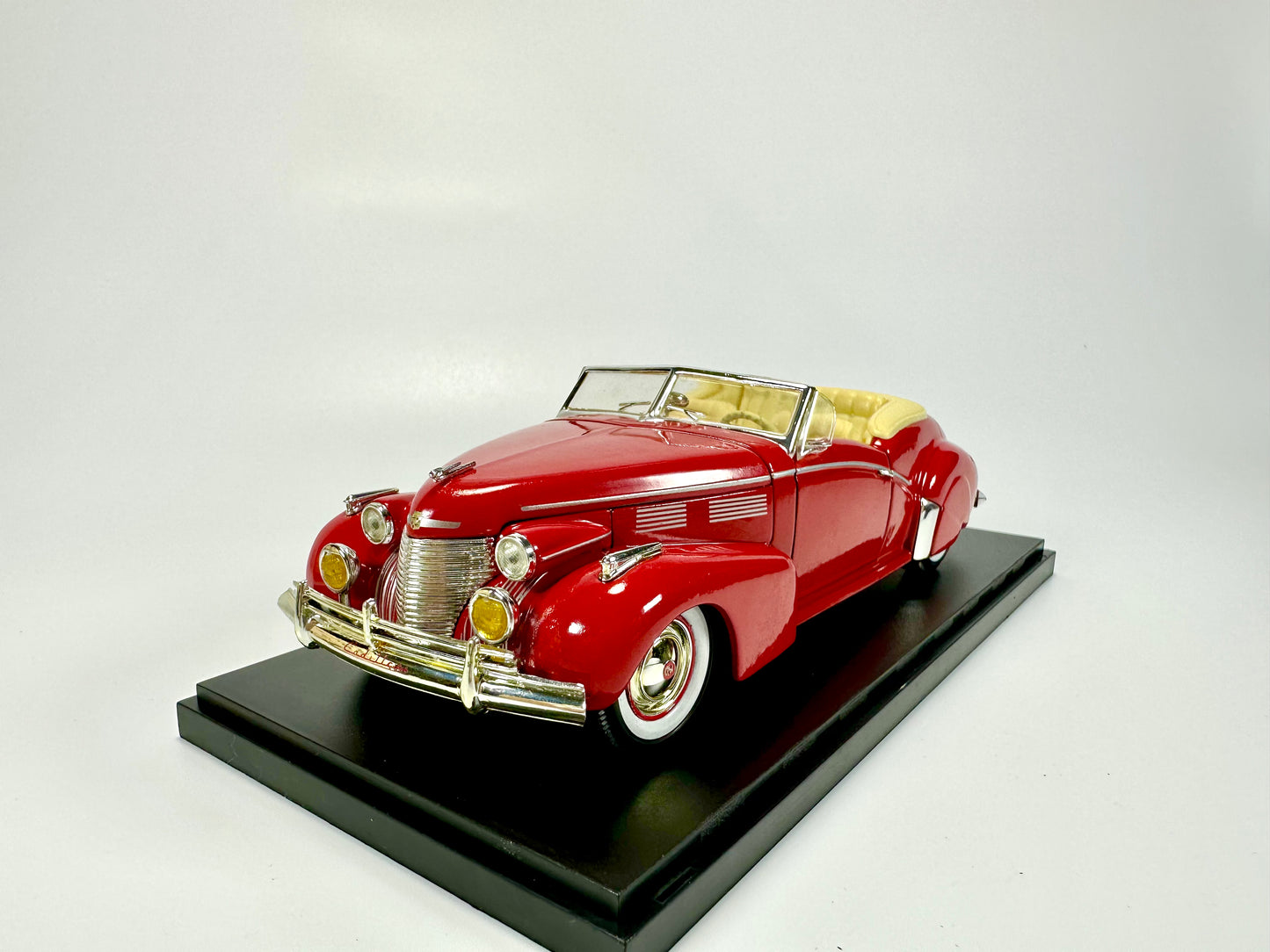 SIGNATURE 1/32 Cadillac Series 62 Sedan 1946 Classic Car Model