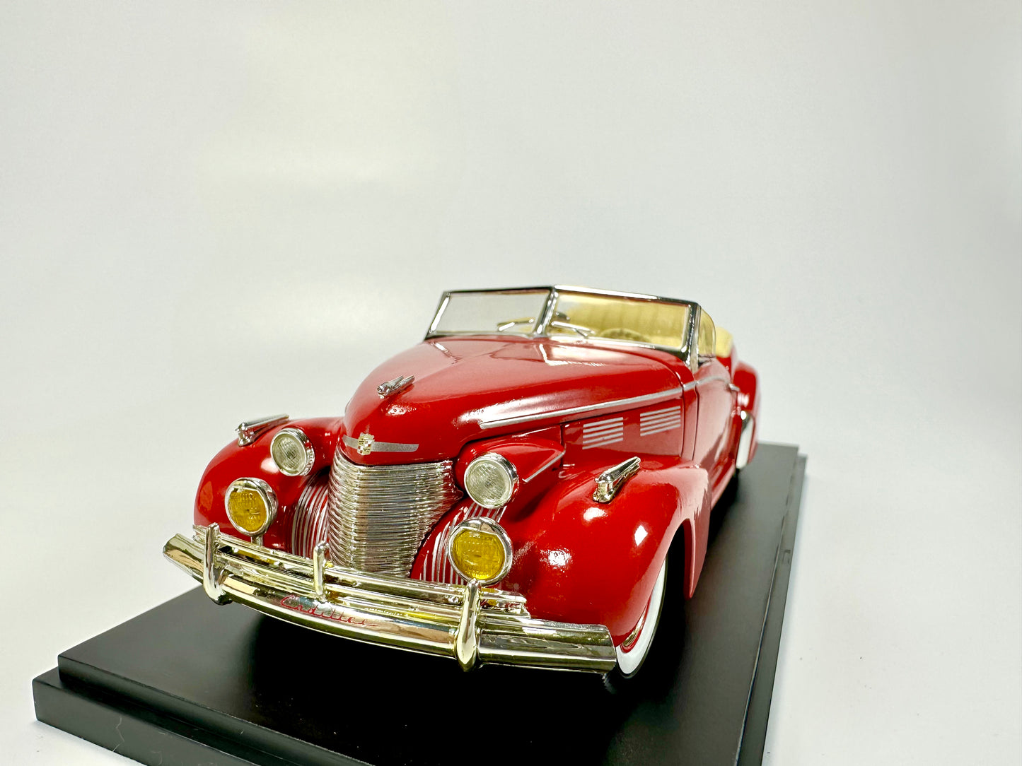 SIGNATURE 1/32 Cadillac Series 62 Sedan 1946 Classic Car Model