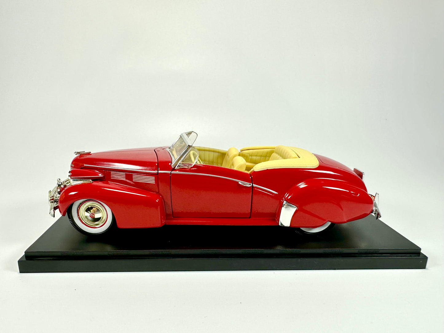 SIGNATURE 1/32 Cadillac Series 62 Sedan 1946 Classic Car Model