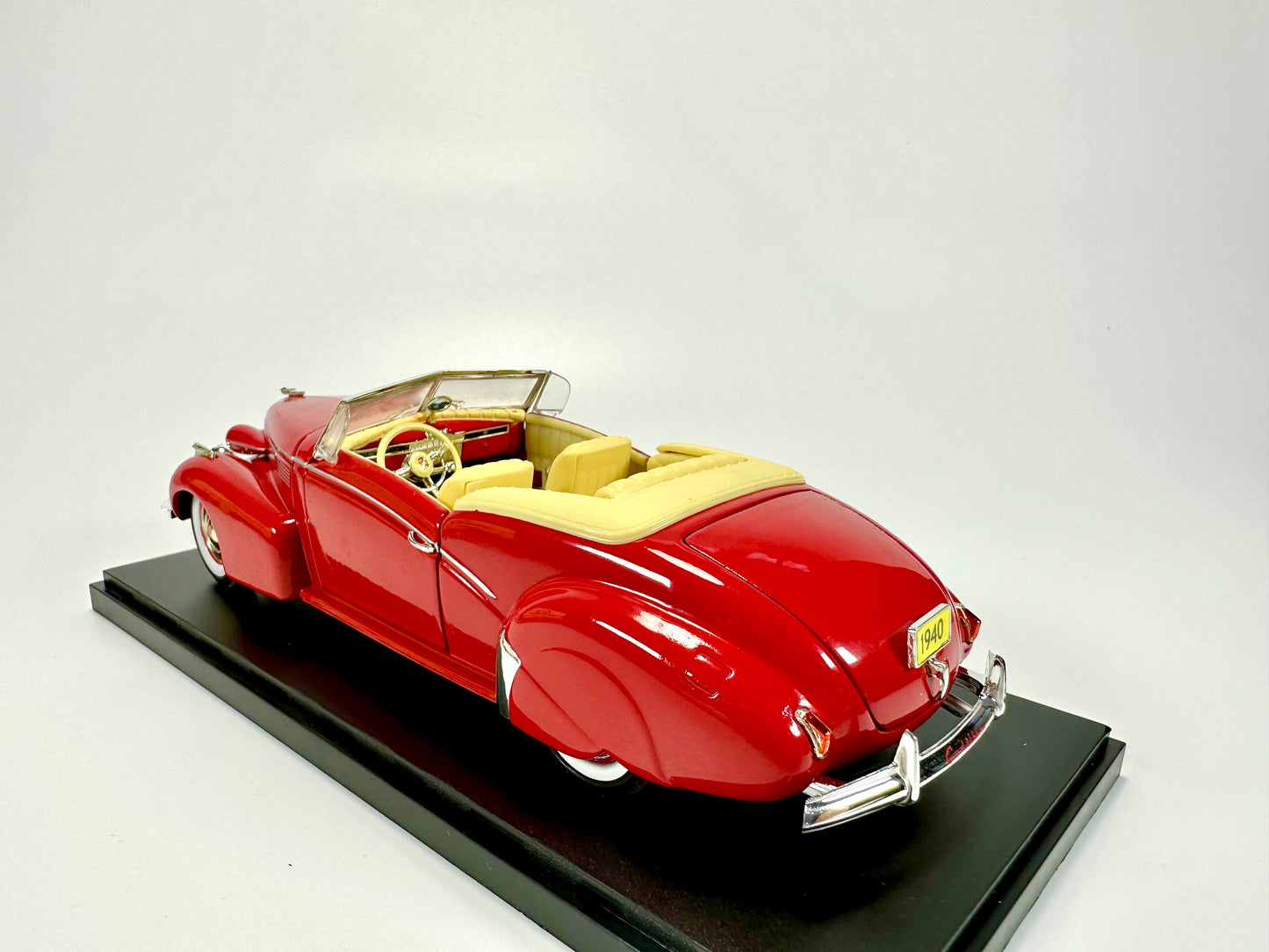 SIGNATURE 1/32 Cadillac Series 62 Sedan 1946 Classic Car Model