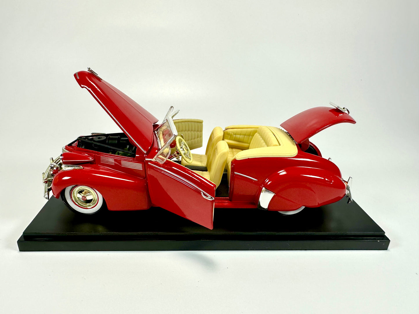 SIGNATURE 1/32 Cadillac Series 62 Sedan 1946 Classic Car Model